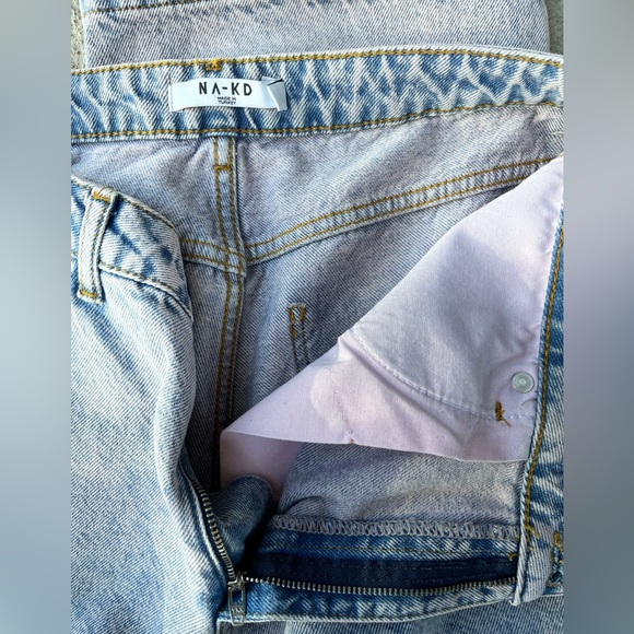 NA-KD FASHION MID-RISE WIDE LEG OVERSIZED JEANS WITH SLITS IN BLUE- PINK COLOR - Picture 4 of 17